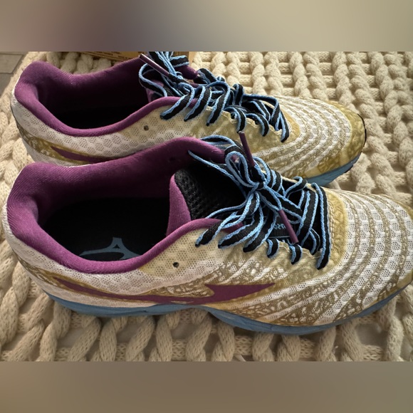 Mizuno running shoe - 9.5 Women’s - Picture 7 of 9